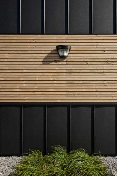 Black steel profiles and warm wood create striking contrasts on headquarters facade, Jernvej 19, 6900 Skjern, Denmark